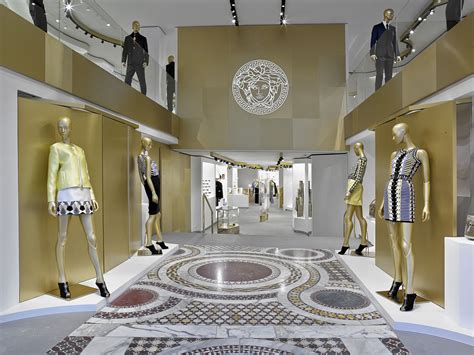 vêtement versace|versace showroom.